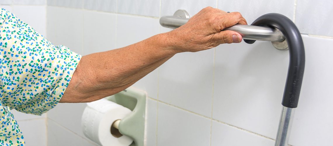 Cuidados com o idoso X modificações importantes para o banheiro da casa